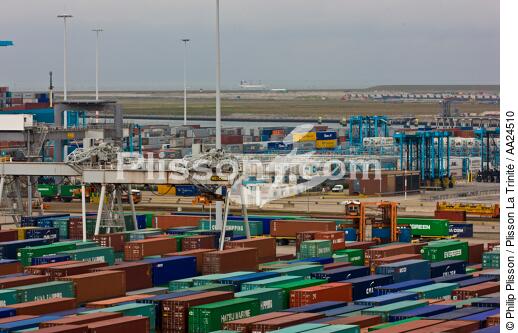 In the port of Rotterdam - © Philip Plisson / Plisson La Trinité / AA24510 - Photo Galleries - CMA CGM Marco Polo