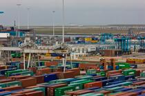 In the port of Rotterdam © Philip Plisson / Plisson La Trinité / AA24510 - Photo Galleries - Containers