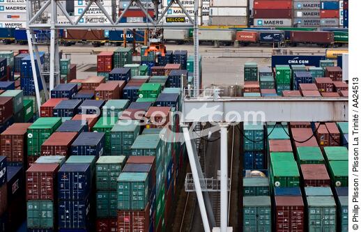 Sur le port de Rotterdam - © Philip Plisson / Plisson La Trinité / AA24513 - Nos reportages photos - Porte-conteneurs