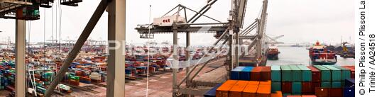 Sur le port de Rotterdam - © Philip Plisson / Plisson La Trinité / AA24518 - Nos reportages photos - Porte-conteneurs, la démesure