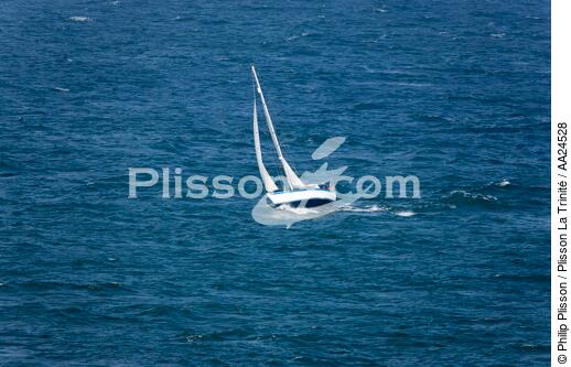 Navigation sur les côtes bretonnes. - © Philip Plisson / Plisson La Trinité / AA24528 - Nos reportages photos - Mer