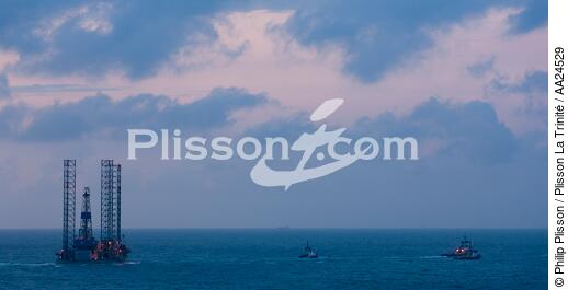 Towing an oil rig in North Sea - © Philip Plisson / Plisson La Trinité / AA24529 - Photo Galleries - Tug