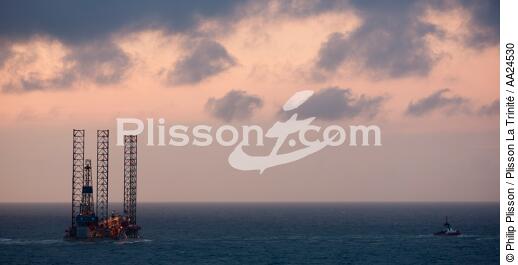 Towing an oil rig in North Sea - © Philip Plisson / Plisson La Trinité / AA24530 - Photo Galleries - Ocean