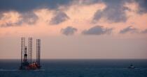 Towing an oil rig in North Sea © Philip Plisson / Plisson La Trinité / AA24530 - Photo Galleries - North Sea
