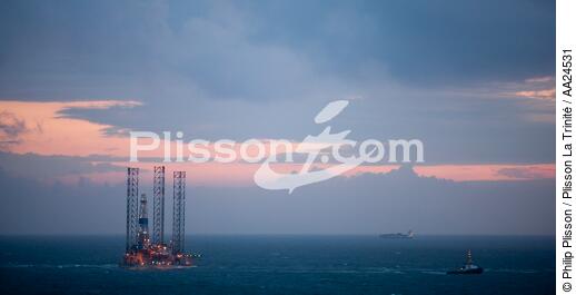 Remorquage d'une plateforme pétrolière en Mer du Nord - © Philip Plisson / Plisson La Trinité / AA24531 - Nos reportages photos - Plateforme pétrolière