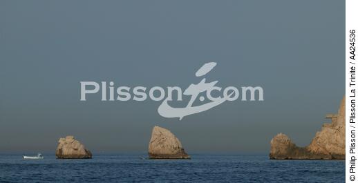 Devant Marseille. - © Philip Plisson / Plisson La Trinité / AA24536 - Nos reportages photos - Rocher