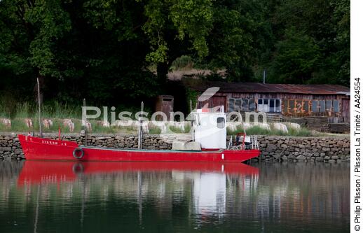 Crac'h river. - © Philip Plisson / Plisson La Trinité / AA24554 - Photo Galleries - Lighter used by oyster farmers