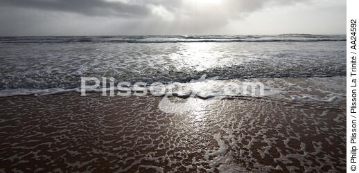 La plage d'Erdeven. - © Philip Plisson / Plisson La Trinité / AA24592 - Nos reportages photos - Ciel gris