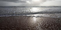 La plage d'Erdeven. © Philip Plisson / Plisson La Trinité / AA24592 - Nos reportages photos - Ciel gris