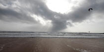 La plage d'Erdeven. © Philip Plisson / Plisson La Trinité / AA24593 - Nos reportages photos - Ciel gris