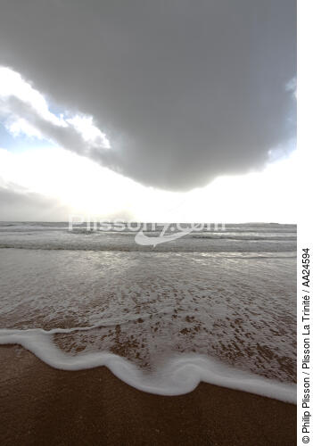 La plage d'Erdeven. - © Philip Plisson / Plisson La Trinité / AA24594 - Nos reportages photos - Ciel gris