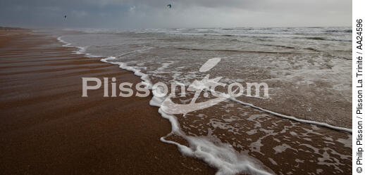 La plage d'Erdeven. - © Philip Plisson / Plisson La Trinité / AA24596 - Nos reportages photos - Ciel gris