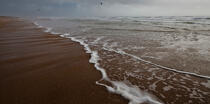 La plage d'Erdeven. © Philip Plisson / Plisson La Trinité / AA24596 - Nos reportages photos - Ciel gris