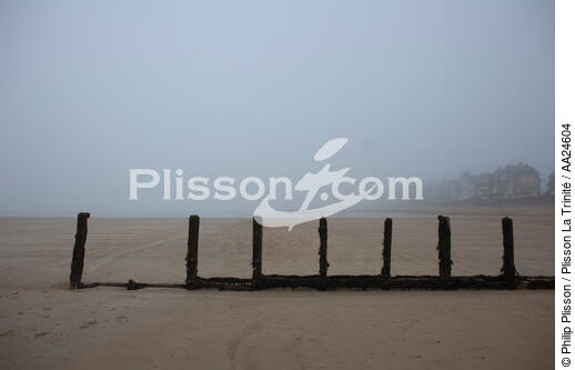 Fog on Saint-Malo - © Philip Plisson / Plisson La Trinité / AA24604 - Photo Galleries - Saint-Malo