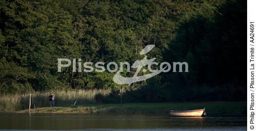 On the banks of Aulne river. - © Philip Plisson / Plisson La Trinité / AA24691 - Photo Galleries - Rowing boat