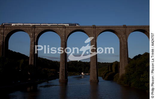 The viaduct of Port Launay on Aulne river. - © Philip Plisson / Plisson La Trinité / AA24707 - Photo Galleries - Rail transport