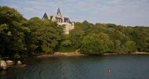 Le château du Hénan sur l''Aven. © Philip Plisson / Plisson La Trinité / AA24736 - Nos reportages photos - Rivière