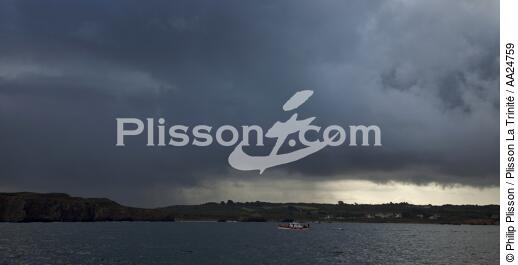 L'anse de Camaret sur la Presqu'île de Crozon. - © Philip Plisson / Plisson La Trinité / AA24759 - Nos reportages photos - Ciel gris