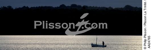 canot en baie de Concarneau. - © Philip Plisson / Plisson La Trinité / AA24765 - Nos reportages photos - Contre-jour