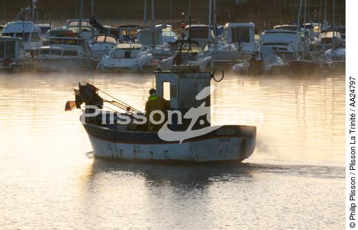 Back Bénodet fishing. - © Philip Plisson / Plisson La Trinité / AA24797 - Photo Galleries - Backlit