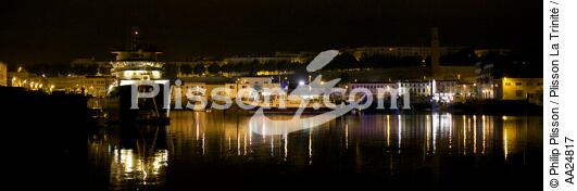 Brest by night - © Philip Plisson / Plisson La Trinité / AA24817 - Photo Galleries - France