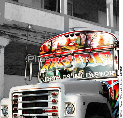 Panama City bus - © Philip Plisson / Plisson La Trinité / AA24841 - Photo Galleries - Square format