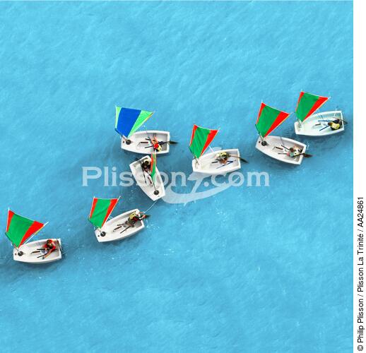 Sailing School - © Philip Plisson / Plisson La Trinité / AA24861 - Photo Galleries - Dinghy or small boat with centre-board