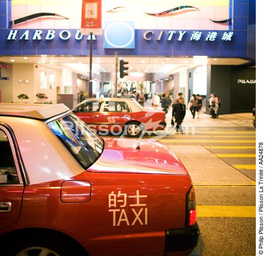 In the streets of Hong Kong. - © Philip Plisson / Plisson La Trinité / AA24878 - Photo Galleries - Car