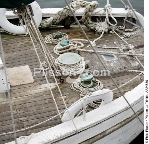 On the deck. - © Philip Plisson / Plisson La Trinité / AA24886 - Photo Galleries - Elements of boat