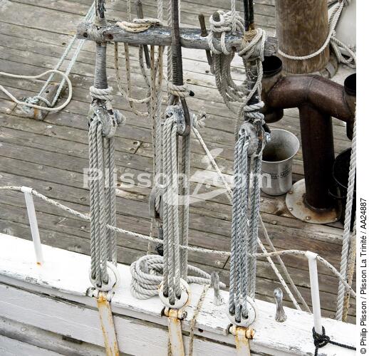 On the deck. - © Philip Plisson / Plisson La Trinité / AA24887 - Photo Galleries - Elements of boat