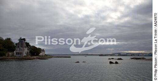 The Tristan island in front of Douarnenez. - © Philip Plisson / Plisson La Trinité / AA24970 - Photo Galleries - Douarnenez