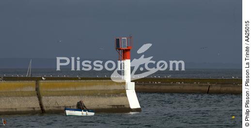 Douarnenez - © Philip Plisson / Plisson La Trinité / AA25015 - Nos reportages photos - Feu de port