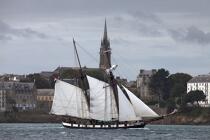 The Recouvrance in front of Douarnenez. © Philip Plisson / Plisson La Trinité / AA25029 - Photo Galleries - From Brest to Loctudy