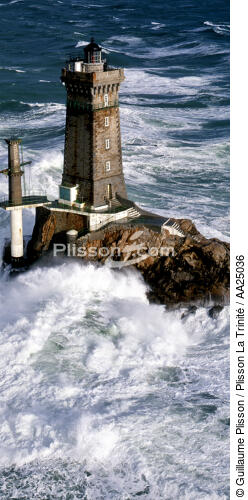The Vieille Lighthouse in the Raz de Sein. - © Guillaume Plisson / Plisson La Trinité / AA25036 - Photo Galleries - Sein Passage [The]