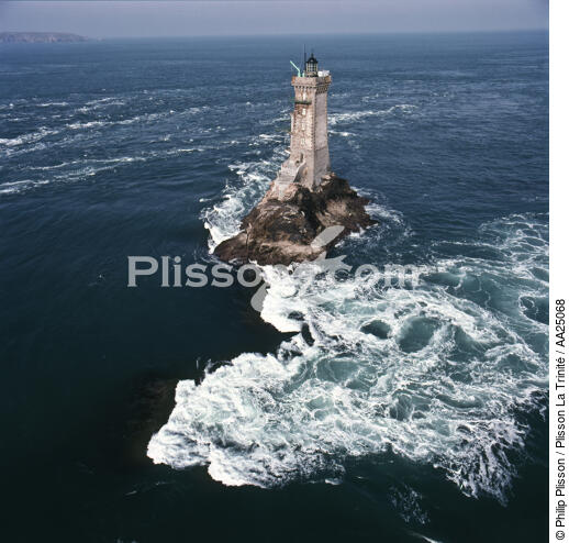 Le phare de la Vieille dans le Raz de Sein. - © Philip Plisson / Plisson La Trinité / AA25068 - Nos reportages photos - Vieille [La]