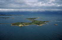 L'île d'Er à l'entrée du Jaudy. © Philip Plisson / Plisson La Trinité / AA25074 - Nos reportages photos - Côte de granit rose