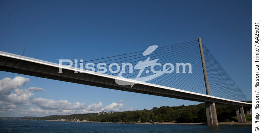En remontant l'Elorn. - © Philip Plisson / Plisson La Trinité / AA25091 - Nos reportages photos - Pont suspendu