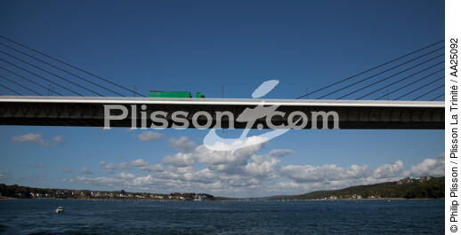 En remontant l'Elorn. - © Philip Plisson / Plisson La Trinité / AA25092 - Nos reportages photos - Pont suspendu