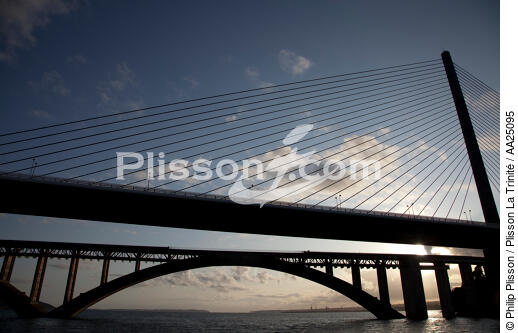 En remontant l'Elorn. - © Philip Plisson / Plisson La Trinité / AA25095 - Nos reportages photos - Pont suspendu