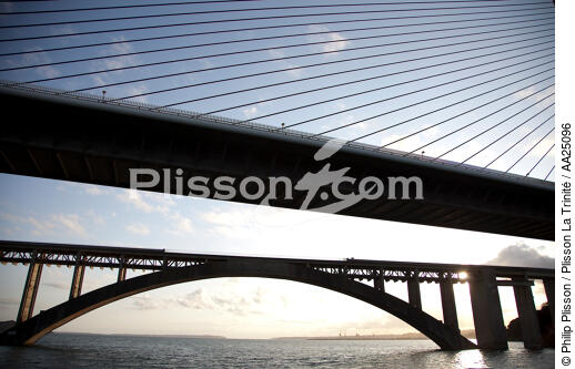En remontant l'Elorn. - © Philip Plisson / Plisson La Trinité / AA25096 - Nos reportages photos - Pont suspendu