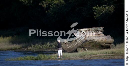 Ascending Elorn river. - © Philip Plisson / Plisson La Trinité / AA25114 - Photo Galleries - Line fishing