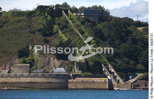 Le fort du Mengant dans le Goulet de Brest. - © Philip Plisson / Plisson La Trinité / AA25131 - Nos reportages photos - Fort