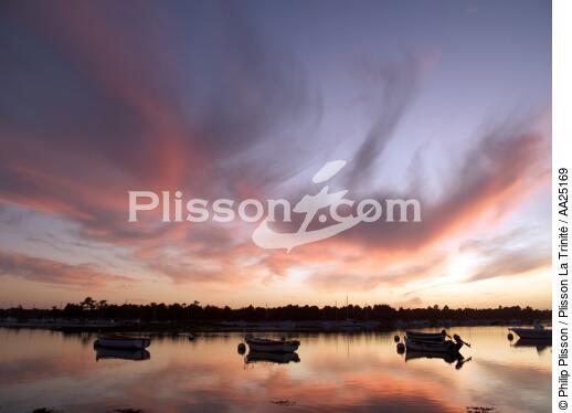 Small boats on the coast to L'île-Tudy. - © Philip Plisson / Plisson La Trinité / AA25169 - Photo Galleries - Dawn