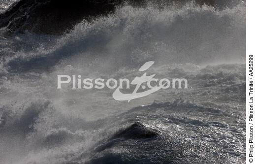 Les aiguilles de Port-Coton - © Philip Plisson / Plisson La Trinité / AA25299 - Photo Galleries - Storm at sea