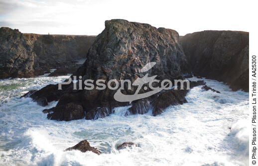 Les aiguilles de Port-Coton - © Philip Plisson / Plisson La Trinité / AA25300 - Photo Galleries - Foaming