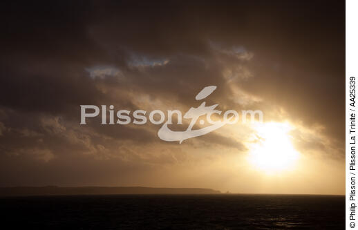 La pointe du Raz - © Philip Plisson / Plisson La Trinité / AA25339 - Nos reportages photos - Contre-jour