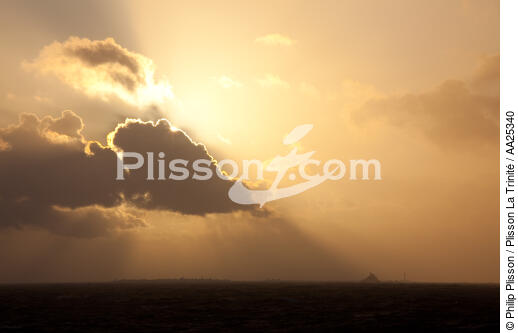 Ile de Sein et Phare de Tevenec - © Philip Plisson / Plisson La Trinité / AA25340 - Nos reportages photos - Nuage