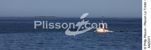 Bateau de pêche de retour des Glénan - © Philip Plisson / Plisson La Trinité / AA25371 - Nos reportages photos - Glénan [Archipel des]