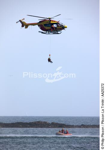 Rescue exercise at sea to Glénan. - © Philip Plisson / Plisson La Trinité / AA25372 - Photo Galleries - Helicopter winching