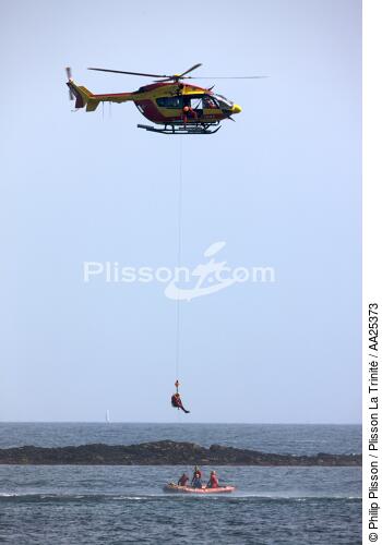 Exercice de sauvetage en mer aux Glénan. - © Philip Plisson / Plisson La Trinité / AA25373 - Nos reportages photos - Hélicoptère